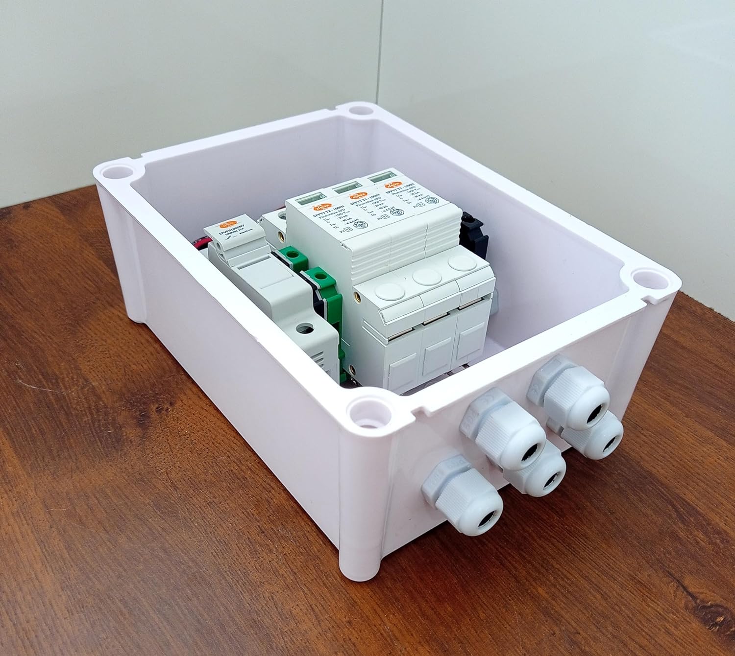Kenbrook Solar DCDB 1 in 1 Out Inbuilt Elmex DC Fuse 20A, Elmex SPD 1000V (1 Series/String x up to 20 Panels Max.) (1-1 1000V) - Image 3