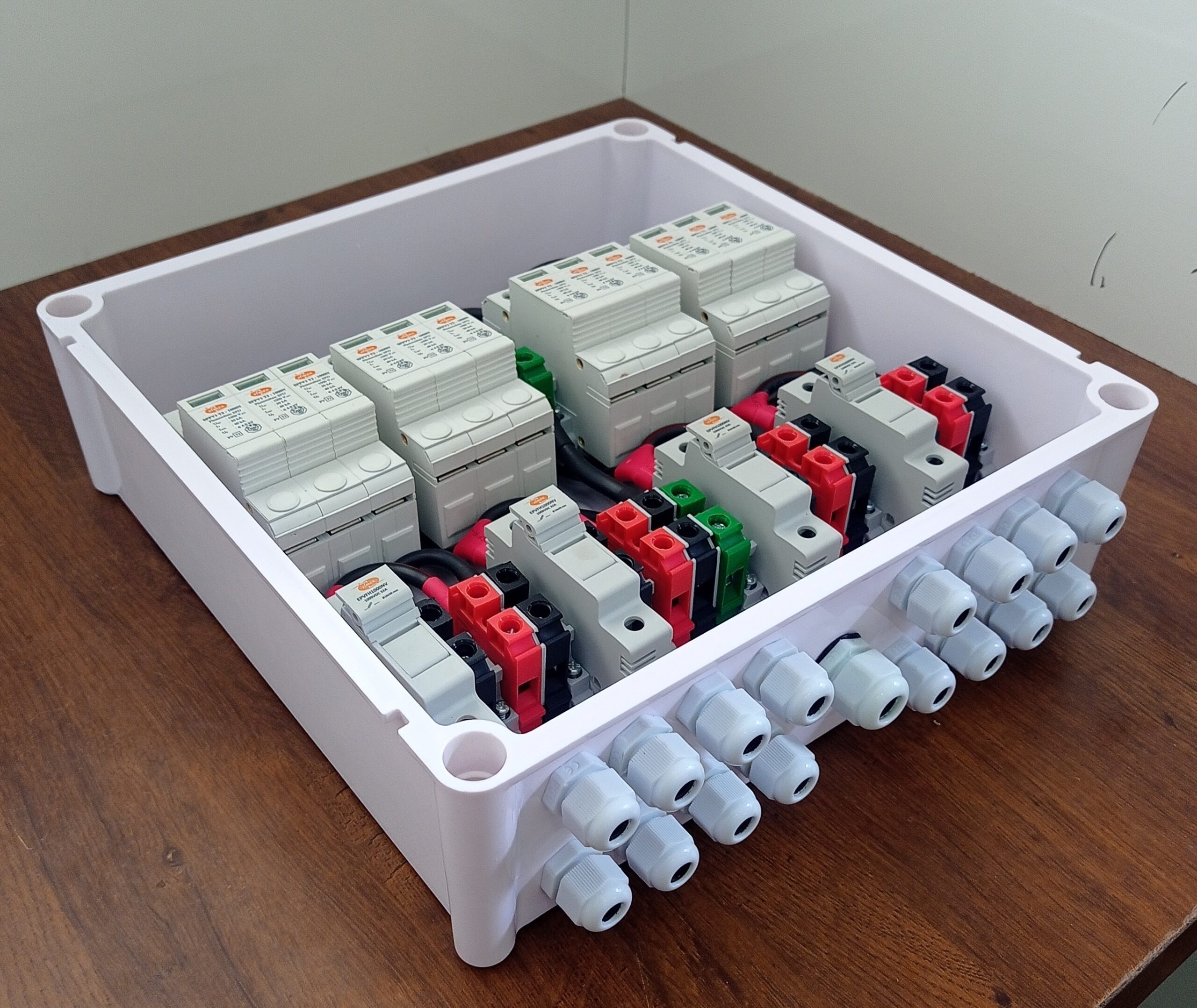 DCDB 4 in 1 out Elmex 1000v