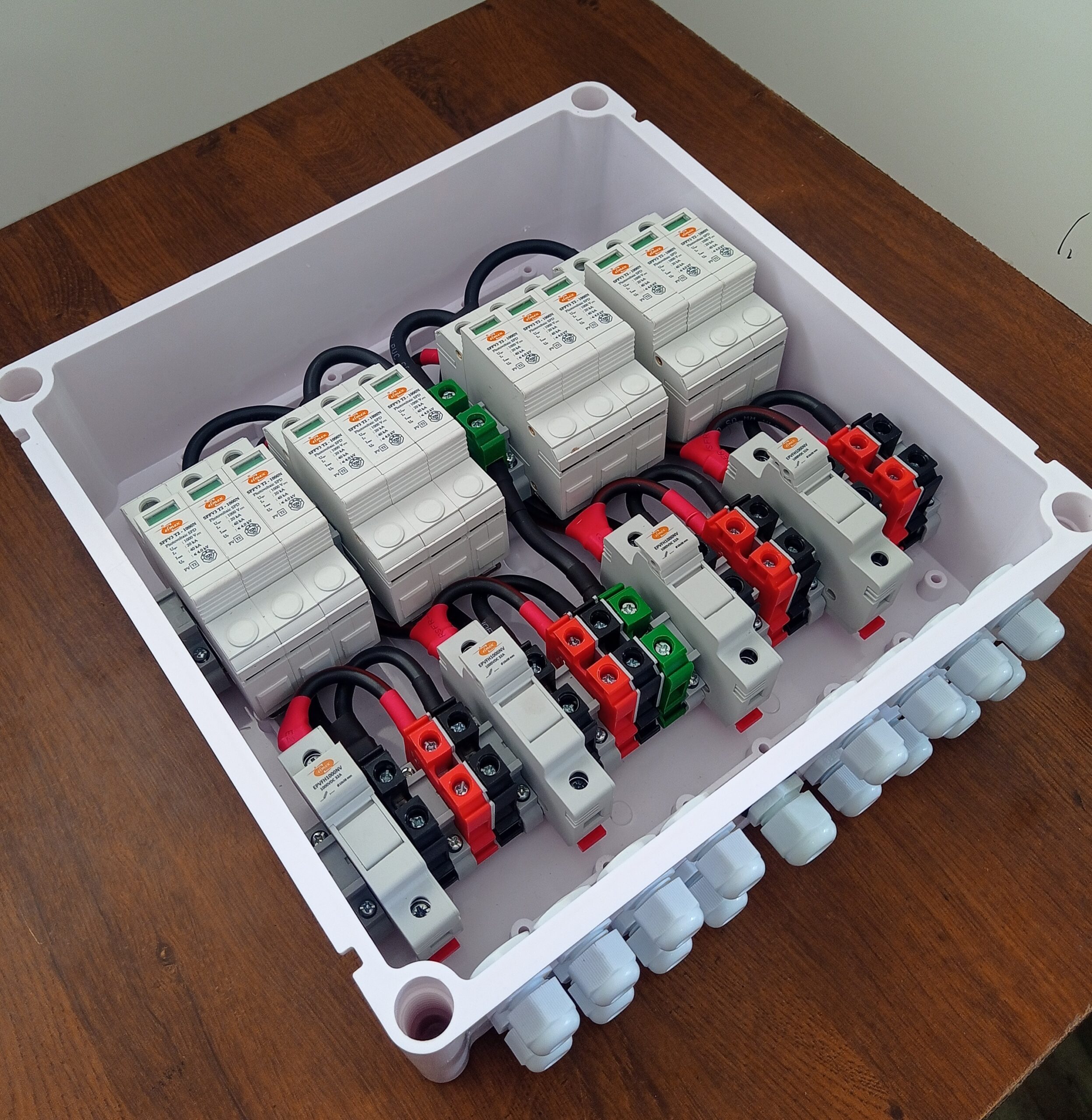 DCDB 4 in 1 out Elmex 1000v